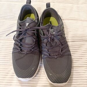 Like New! Great Condition Women’s Nike running shoe Gray Size 9